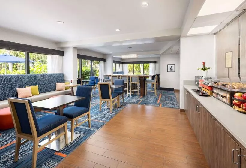 هتل Hampton Inn Naples Central