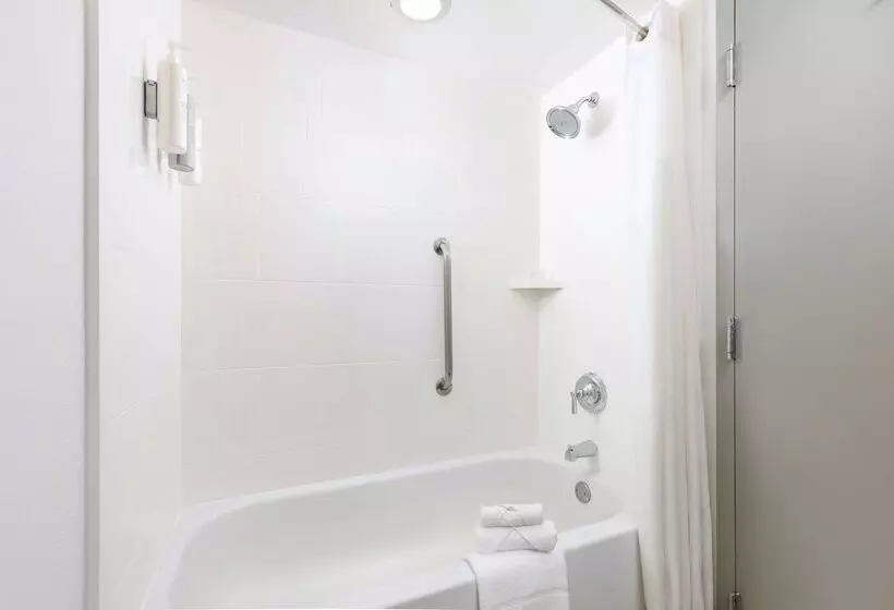 هتل Hampton Inn Naples Central