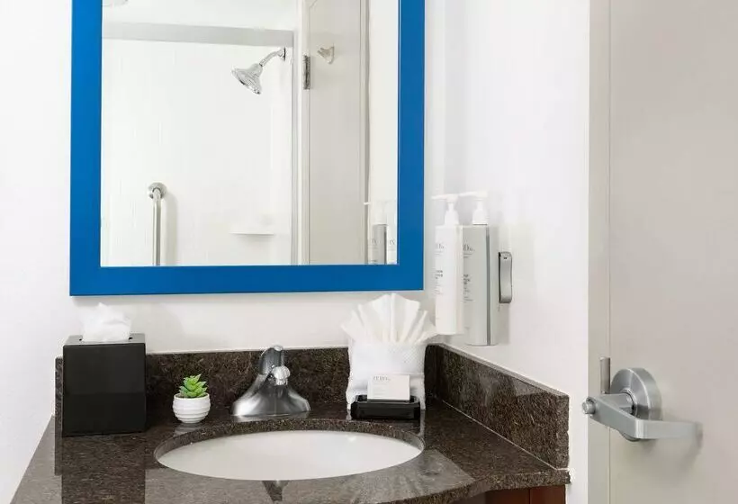 هتل Hampton Inn Naples Central