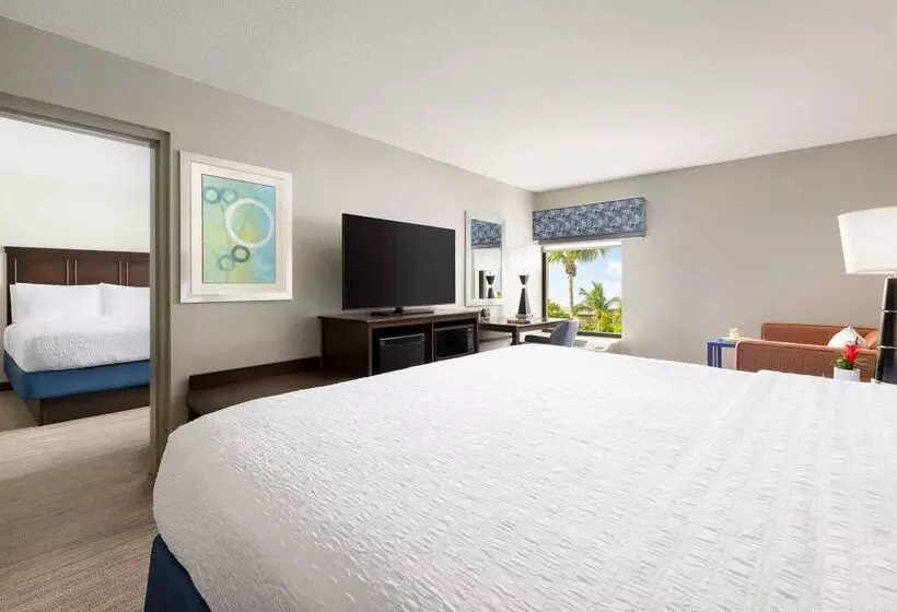 هتل Hampton Inn Naples Central