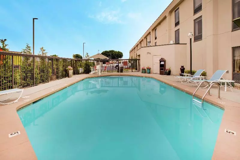 בית מלון כפרי Hampton Inn Seekonk