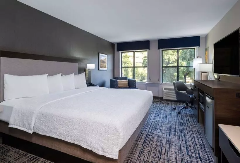 Отель Hampton Inn & Suites Agoura Hills