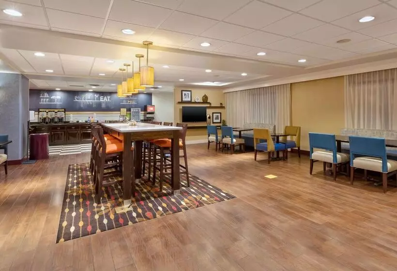 Отель Hampton Inn Waterbury