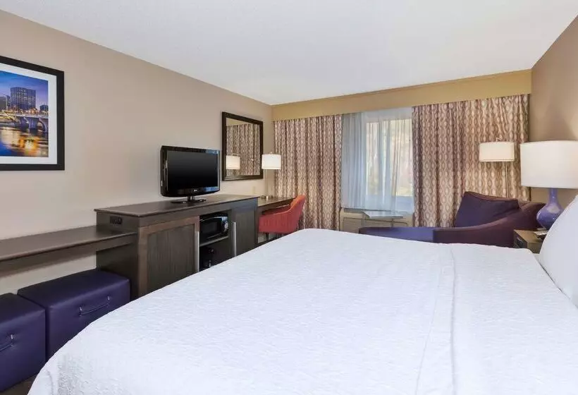 Отель Hampton Inn Waterbury