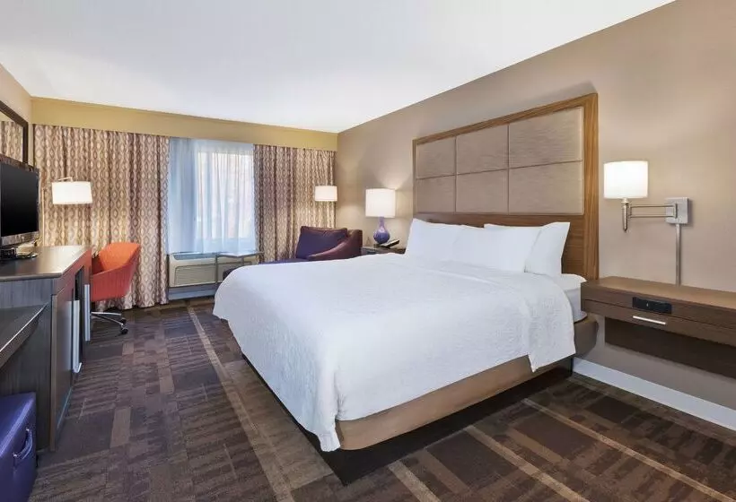 Отель Hampton Inn Waterbury