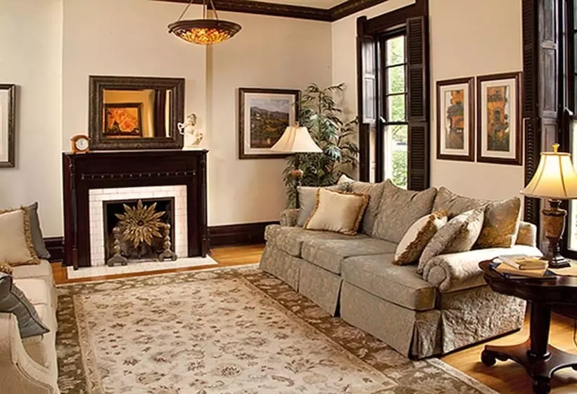 Lyndon House Bed & Breakfast