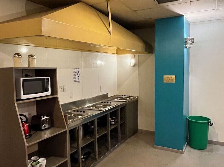 فندق صغير Uptown Backpackers