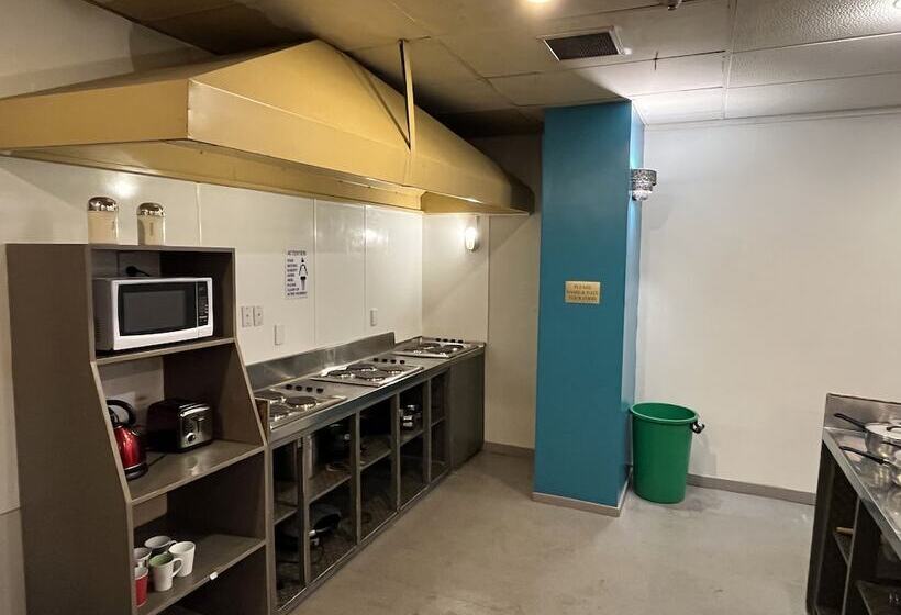 فندق صغير Uptown Backpackers