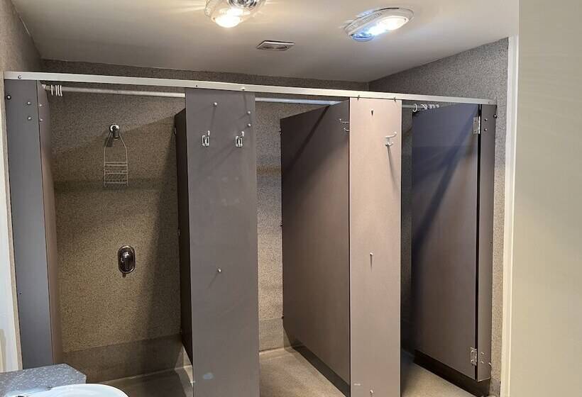 فندق صغير Uptown Backpackers