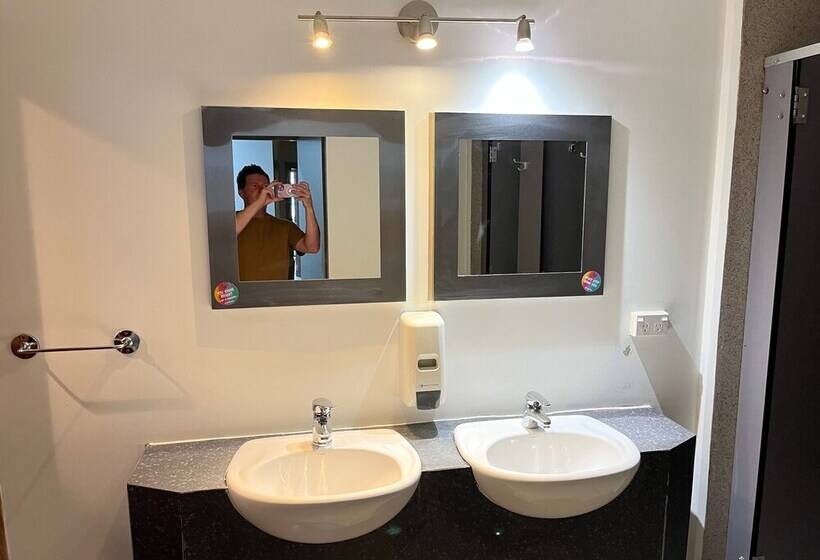 فندق صغير Uptown Backpackers