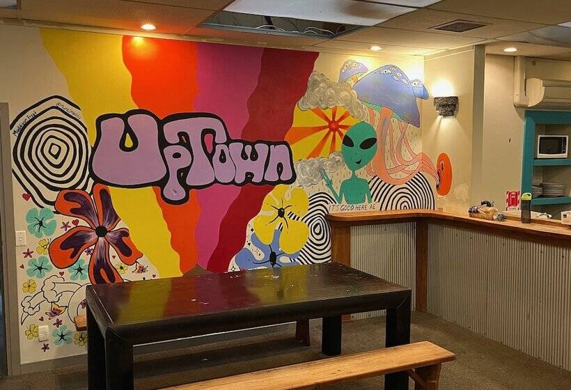 فندق صغير Uptown Backpackers