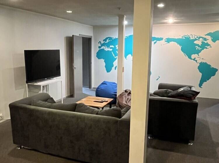 فندق صغير Uptown Backpackers