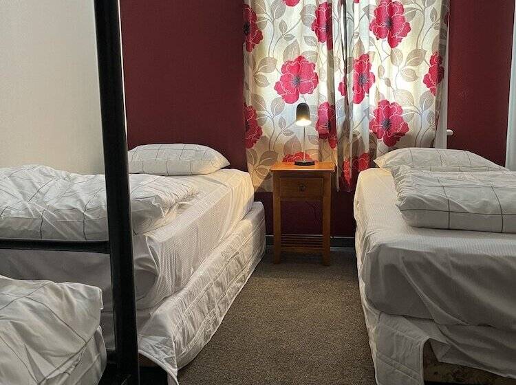 فندق صغير Uptown Backpackers