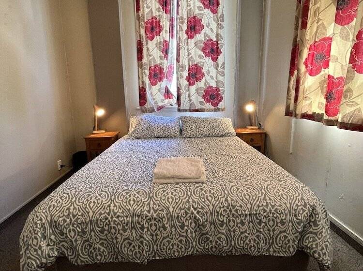 فندق صغير Uptown Backpackers