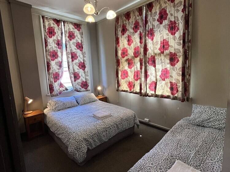 فندق صغير Uptown Backpackers