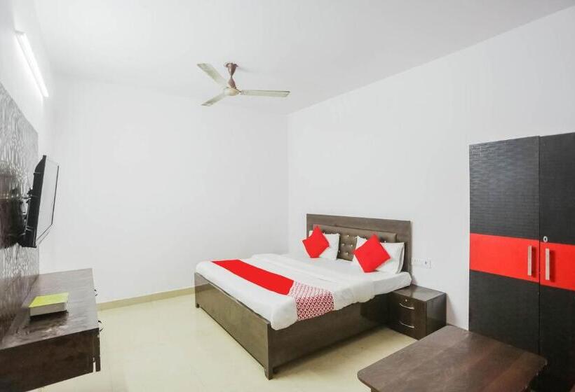 هتل Oyo 70692 The White House