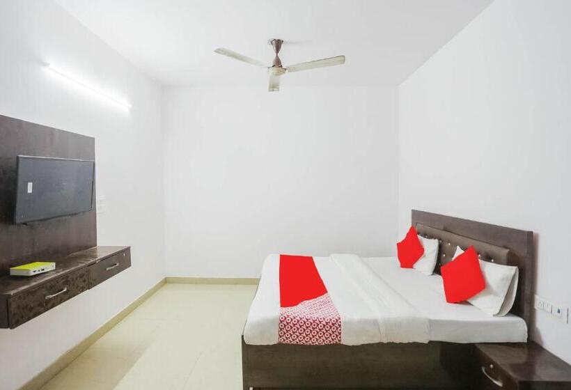 هتل Oyo 70692 The White House