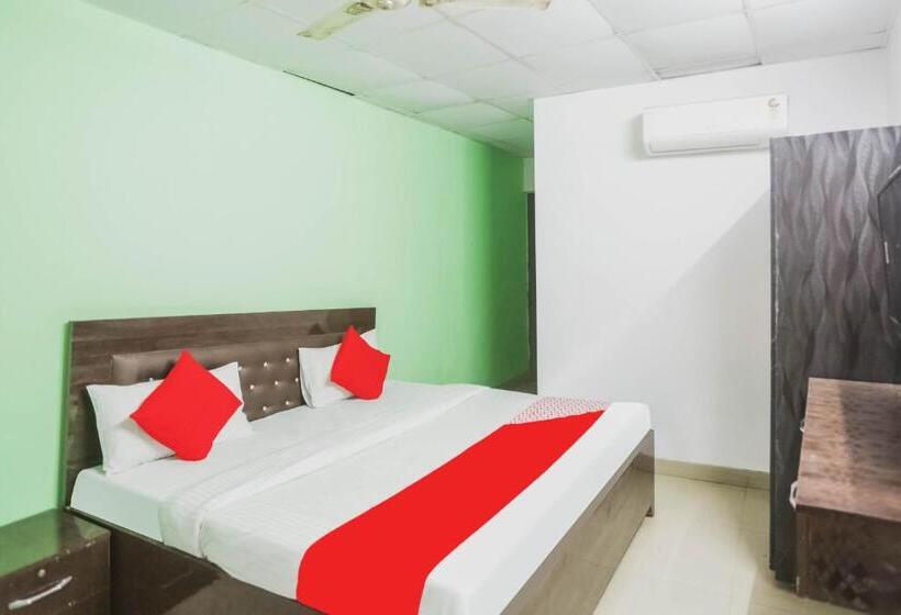 هتل Oyo 70692 The White House