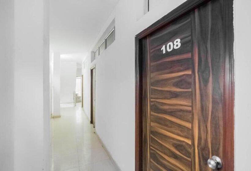 هتل Oyo 70692 The White House