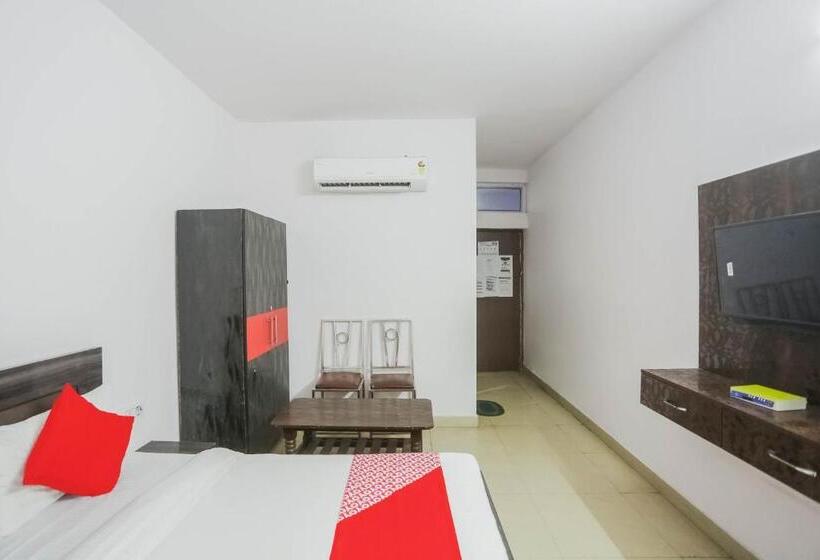 هتل Oyo 70692 The White House