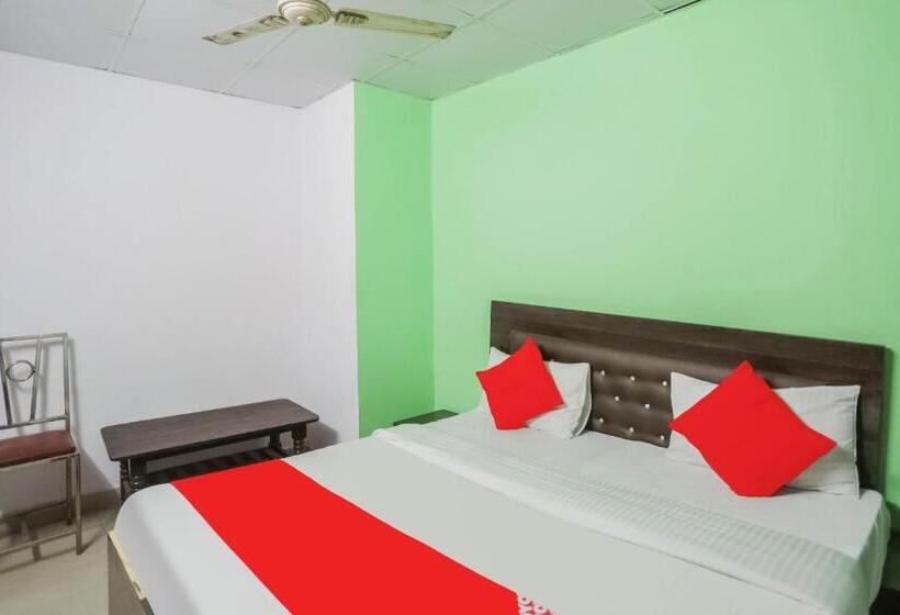 هتل Oyo 70692 The White House