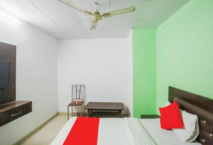 هتل Oyo 70692 The White House