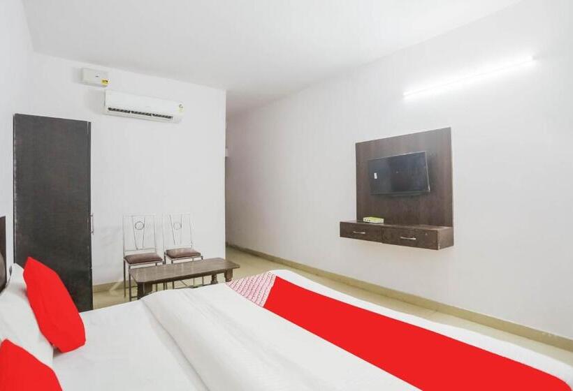 هتل Oyo 70692 The White House