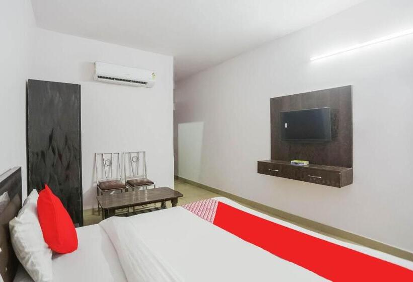 هتل Oyo 70692 The White House