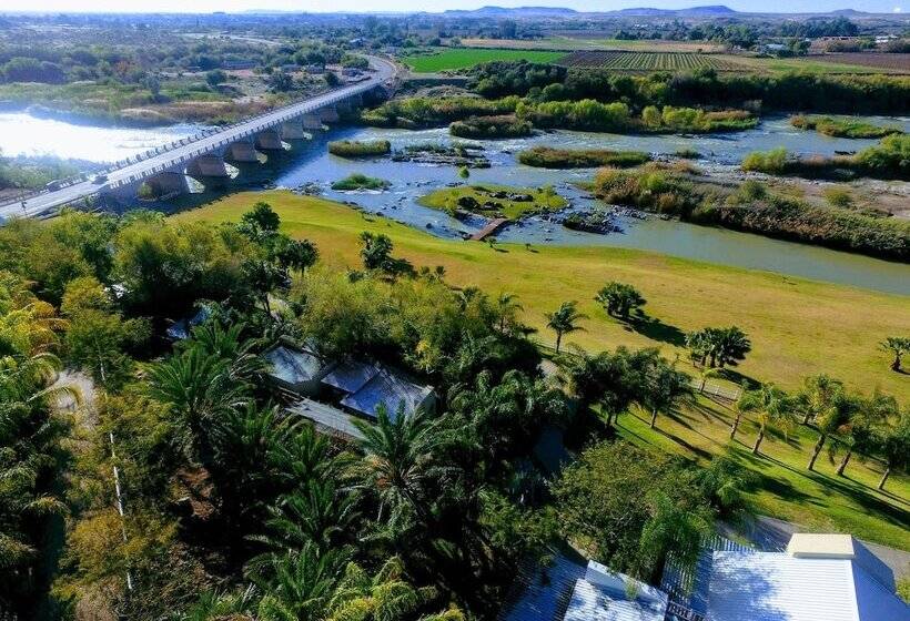 호텔 Ikaia River Lodge