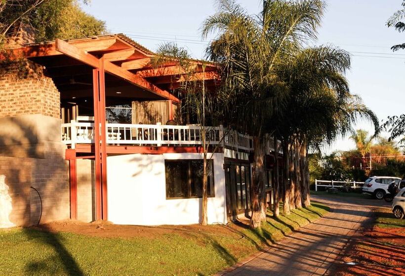 호텔 Ikaia River Lodge