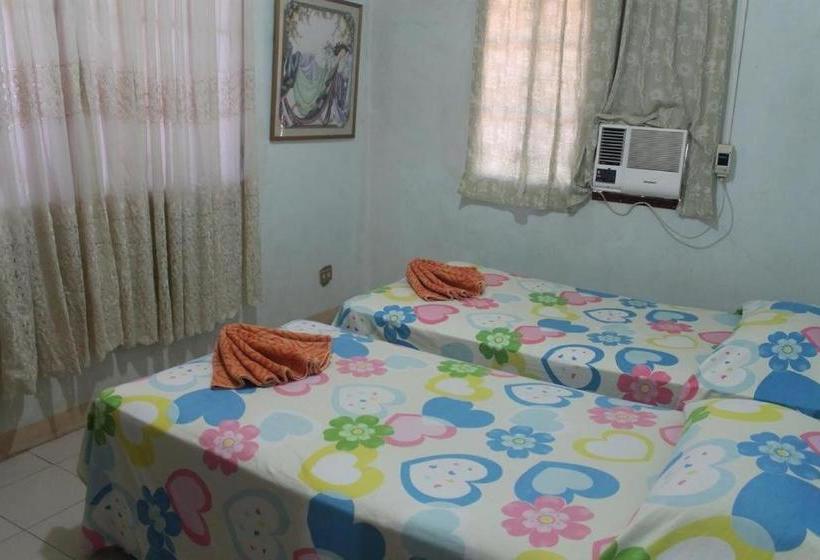 בית מלון כפרי Oyo 639 Colors Mansion