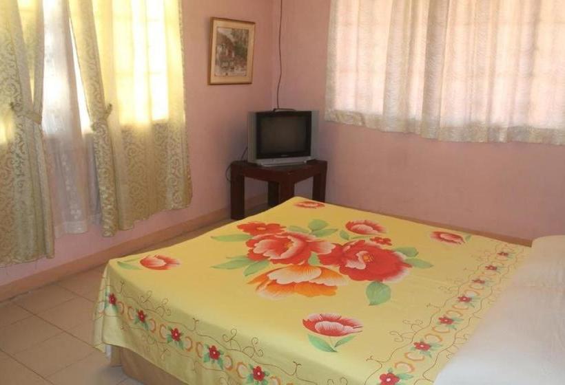 בית מלון כפרי Oyo 639 Colors Mansion