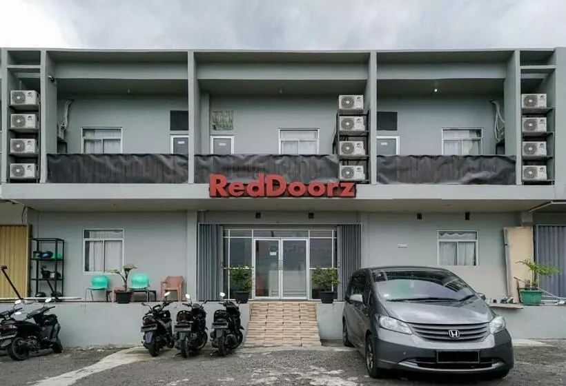 Hotelli Reddoorz Near Exit Toll Sirkuit Sentul