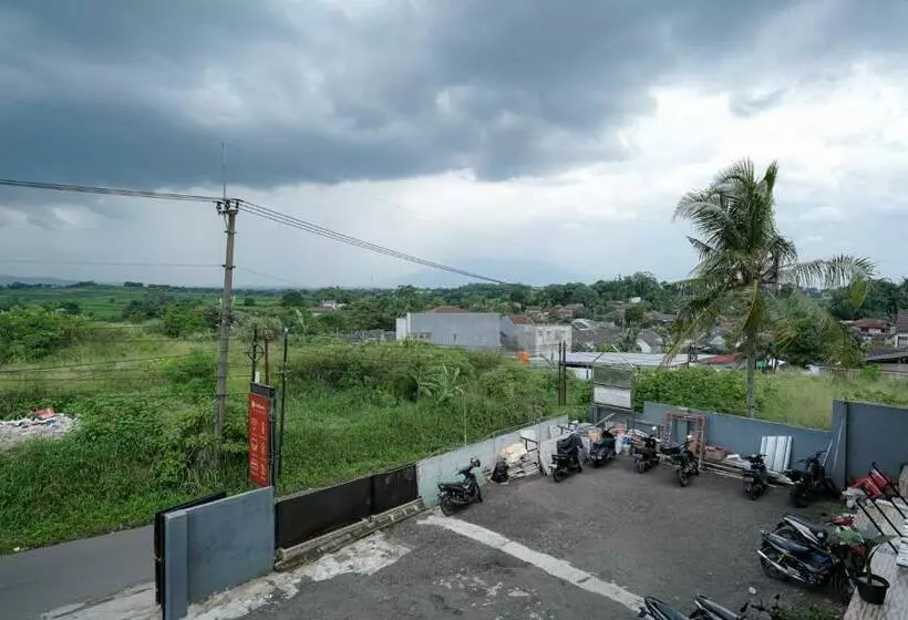 Hotelli Reddoorz Near Exit Toll Sirkuit Sentul