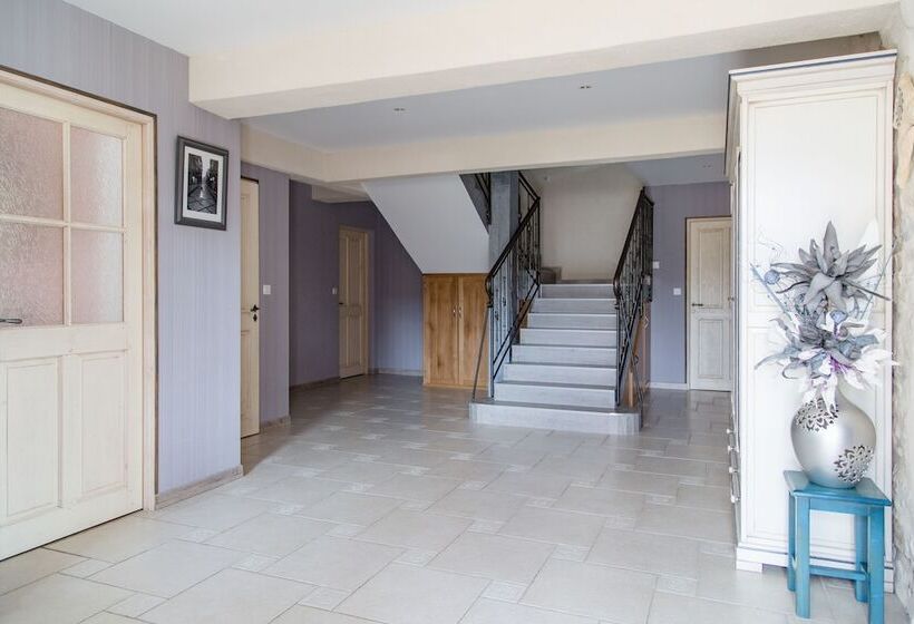 Пансион Au Caprice De L Atre