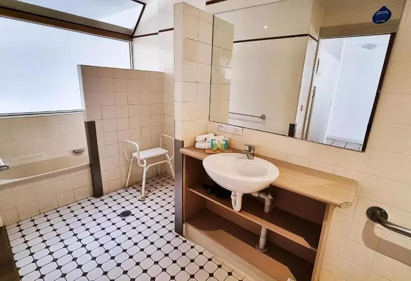 Tiki Hotel Apartments Surfers Paradise