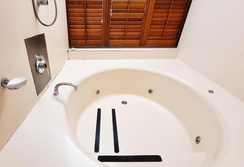 Tiki Hotel Apartments Surfers Paradise