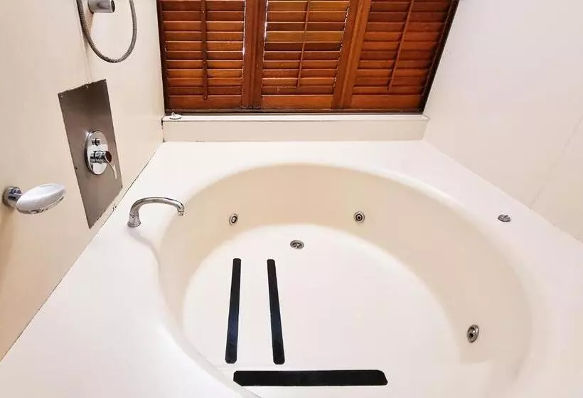 Tiki Hotel Apartments Surfers Paradise