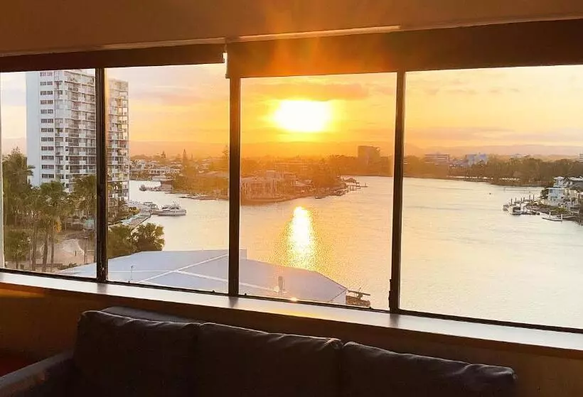 Tiki Hotel Apartments Surfers Paradise