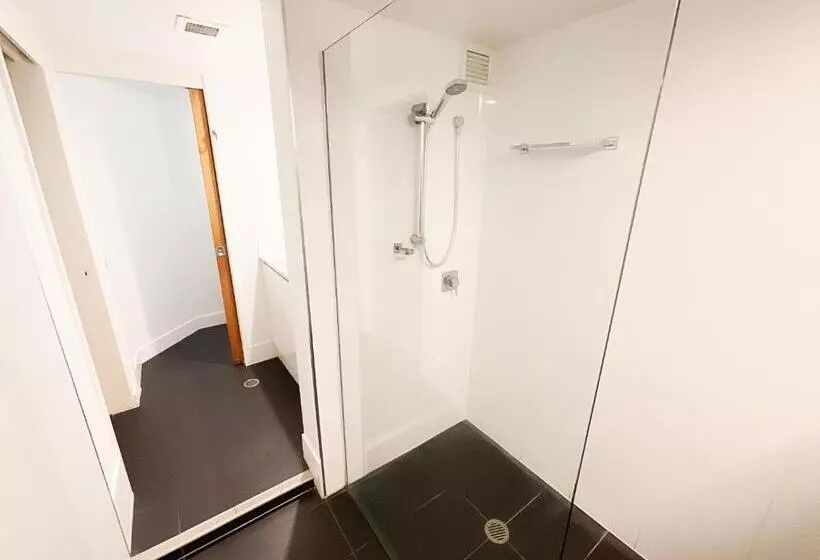 Tiki Hotel Apartments Surfers Paradise