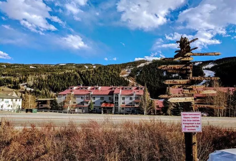 호텔 3 Peaks Lodge