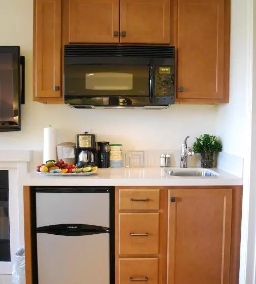 هتل Bella Capri Inn And Suites