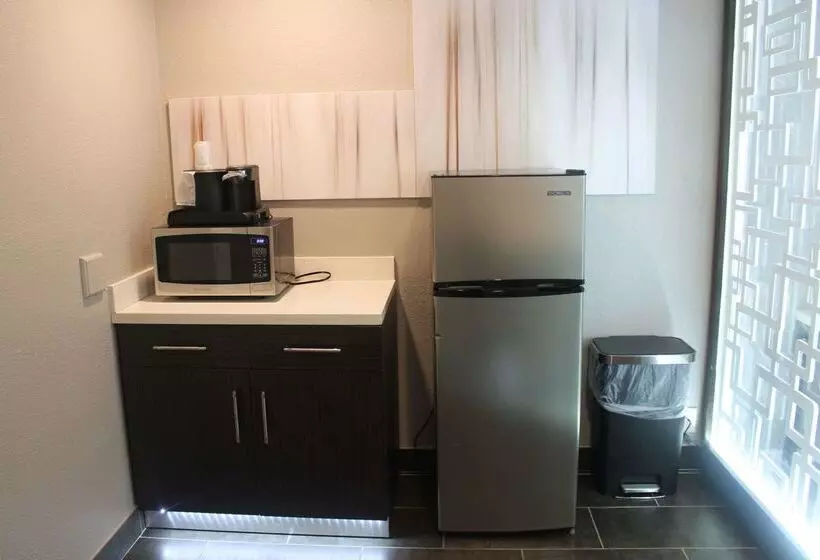 Szálloda Clarion Pointe Marshall