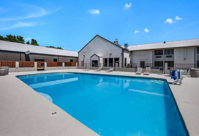 Hotel Clarion Pointe Marshall