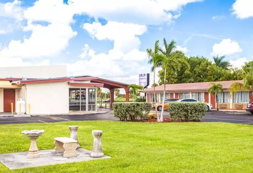 هتل Econo Lodge Inn & Suites