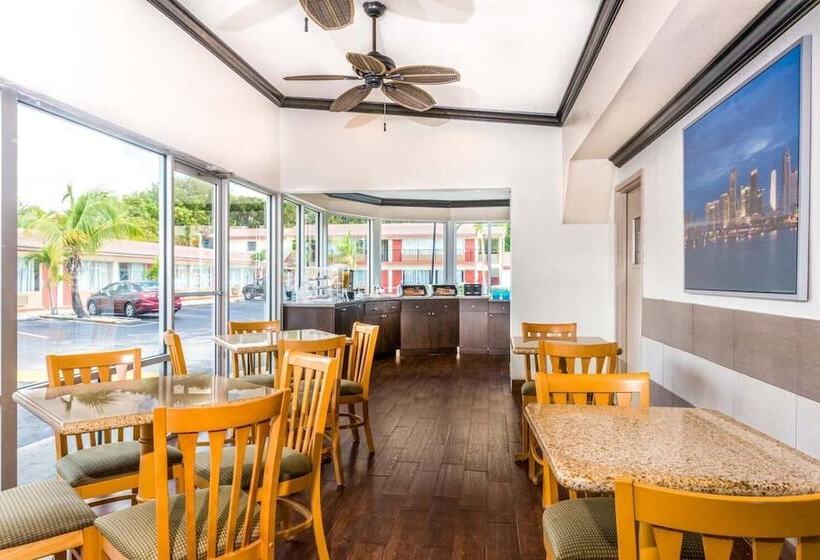 Отель Econo Lodge Inn & Suites