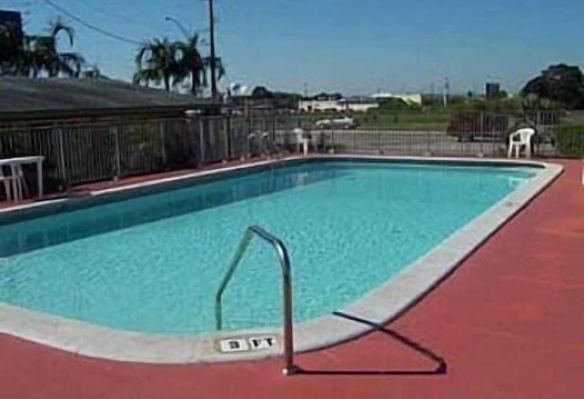 Отель Econo Lodge Inn & Suites