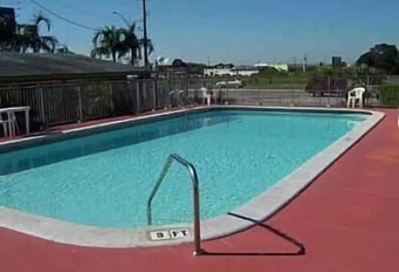 هتل Econo Lodge Inn & Suites