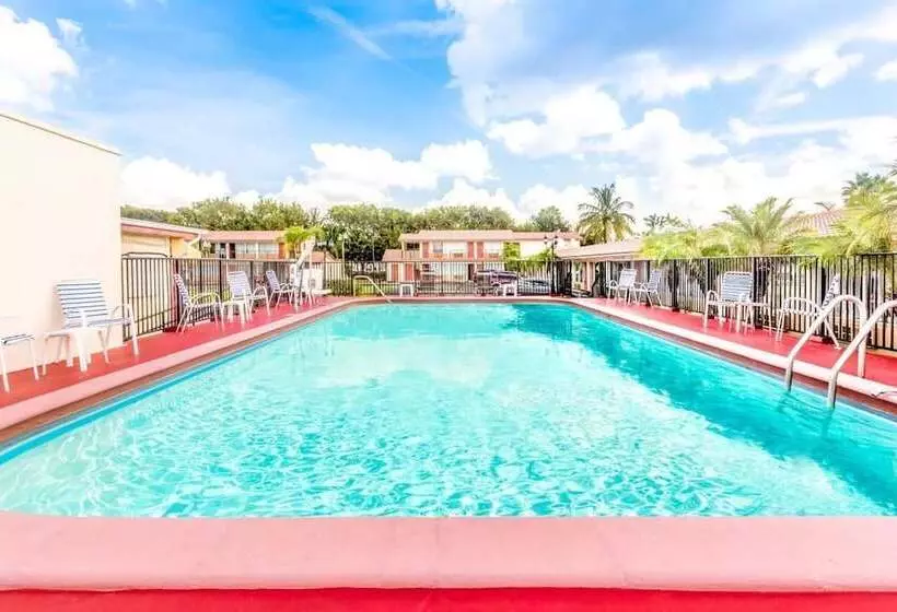 هتل Econo Lodge Inn & Suites