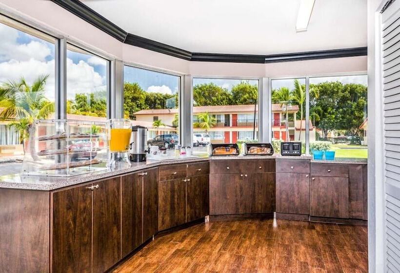 Отель Econo Lodge Inn & Suites